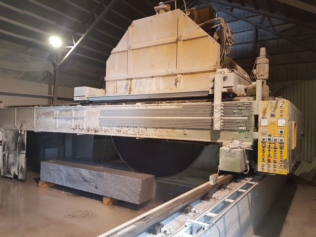 Trapp av granitt opp en skråning